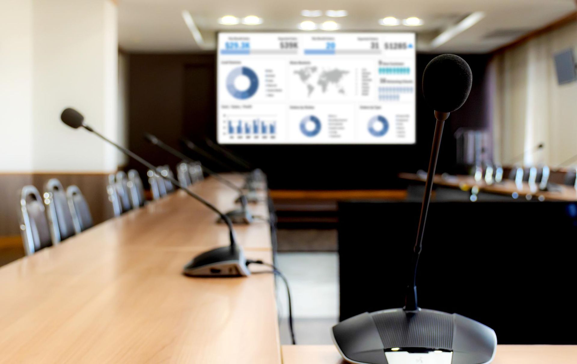 Salle de conseil équipée pour la visioconférence et les présentations stratégiques, intégrée par Sharly