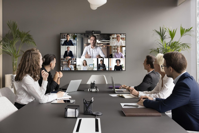 Salle de réunion moderne équipée d’un écran interactif et d’un système de visioconférence par Sharly