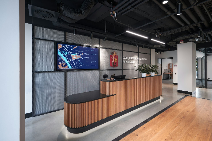 Affichage dynamique installé dans un couloir d’entreprise ou un hall de CFA pour guider les usagers