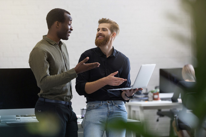 Analyse des besoins audiovisuels menée par un expert Sharly dans un environnement professionnel