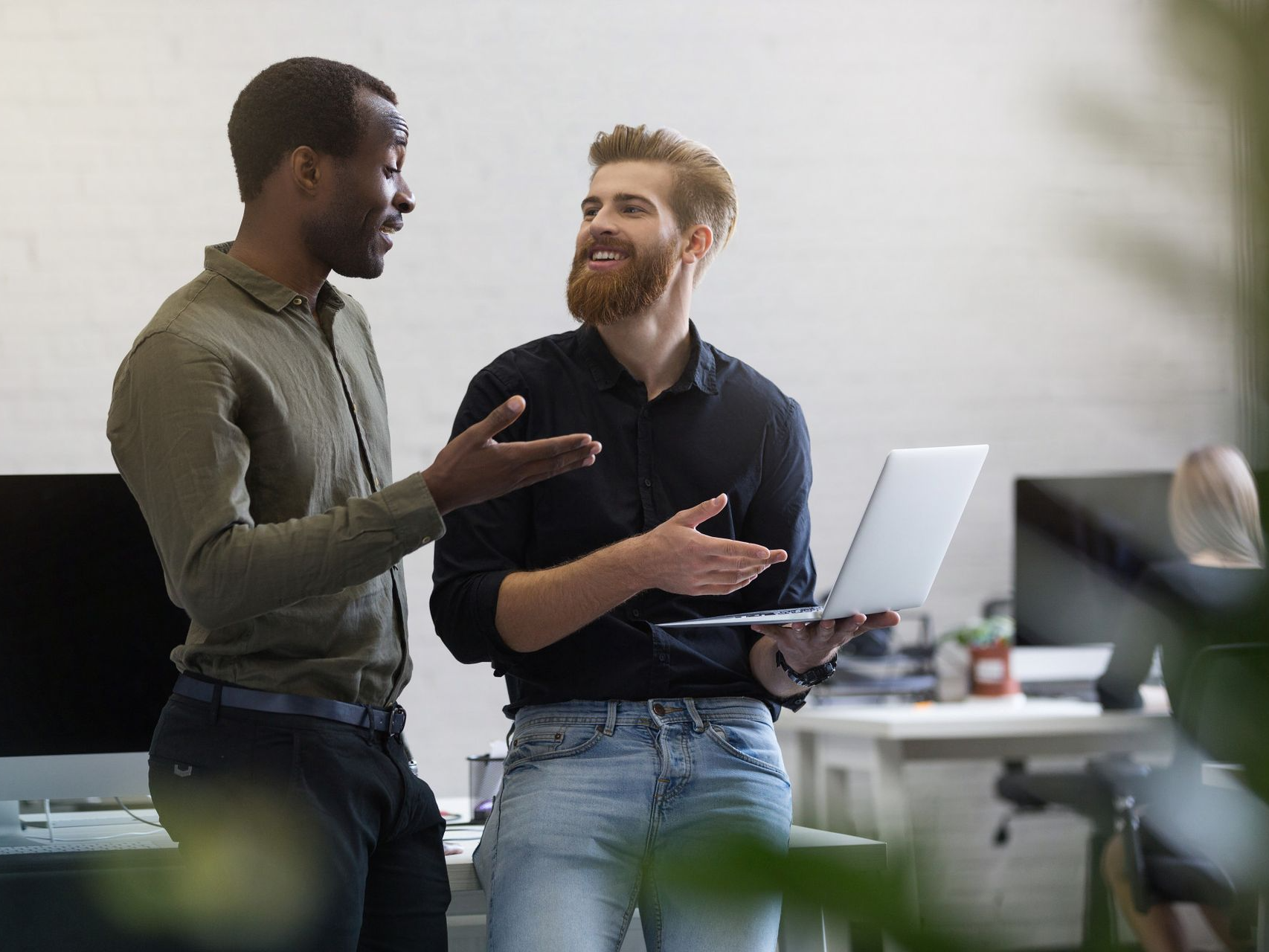 Analyse des besoins audiovisuels menée par un expert Sharly dans un environnement professionnel