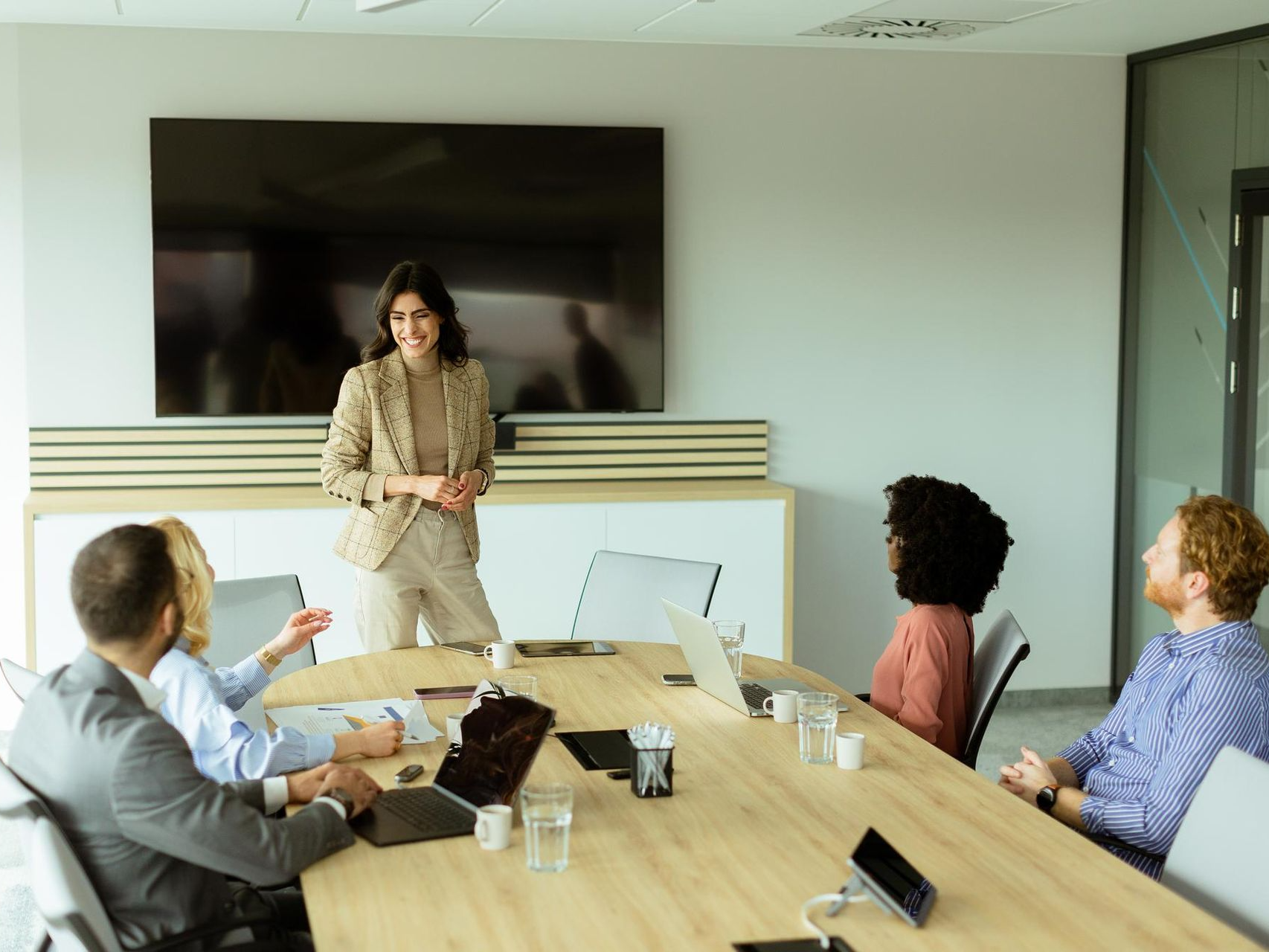 Salle équipée par Sharly avec intégration discrète et fonctionnelle de matériel audiovisuel
